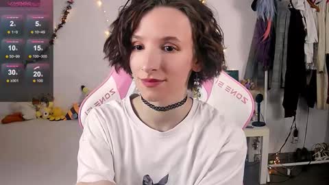 Snapshot of yellow_songbird chatting on 10/30/25, 03:02 Liya online show from 10/30/25, 03:02