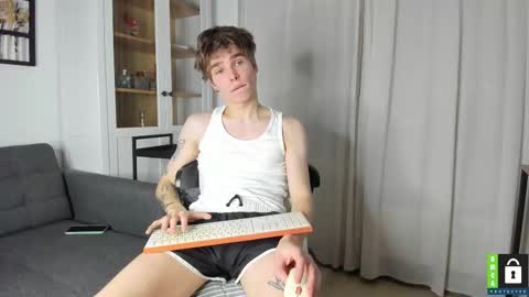 Snapshot of yen2025 chatting on 11/10/25, 03:33 Yen online show from 11/10/25, 03:33