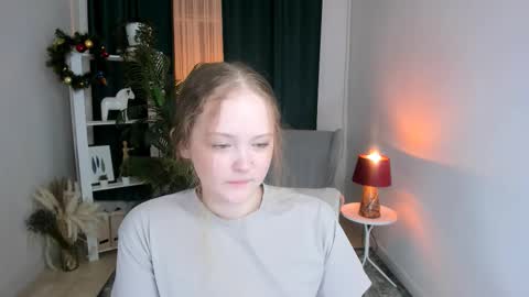 Snapshot of yennefer__ chatting on 12/17/25, 04:35 Yennefer online show from 12/17/25, 04:35