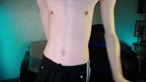 Snapshot of yes_cute_boy_ chatting on 04/05/26, 01:08 Eden online show from 04/05/26, 01:08