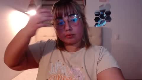Snapshot of yini_angel07 chatting on 11/26/25, 03:29 hii i am yini online show from 11/26/25, 03:29