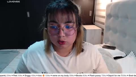 Snapshot of yini_angel07 chatting on 03/12/26, 04:18 hii i am yini online show from 03/12/26, 04:18