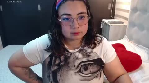 Snapshot of yini_angel07 chatting on 06/26/26, 04:06 hii i am yini online show from 06/26/26, 04:06