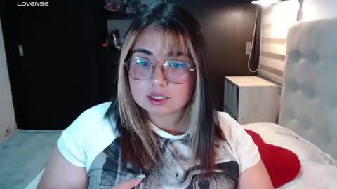Snapshot of yini_angel07 chatting on 07/07/26, 04:37 hii i am yini online show from 07/07/26, 04:37