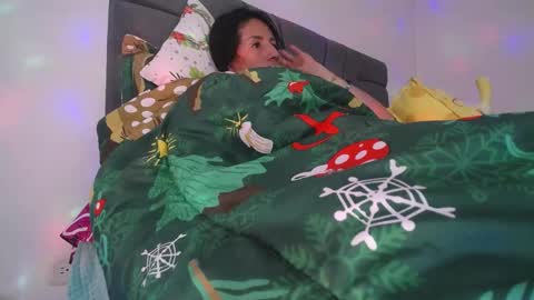 Snapshot of yinn_silver chatting on 12/17/24, 12:54 Yiny online show from 12/17/24, 12:54
