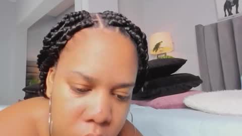 roxie reyes  online show from 10/08/25, 03:04