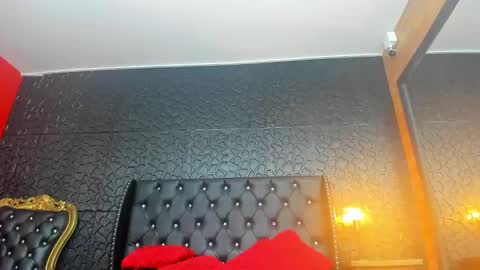 yiyisandoval online show from 09/28/25, 03:50