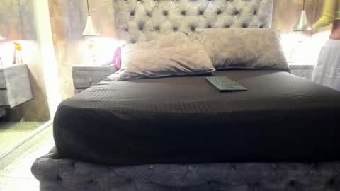 yiyisandoval online show from 11/10/25, 07:57