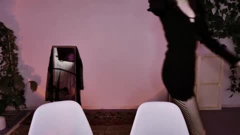 yoka_paradoxxx online show from 10/31/25, 05:30