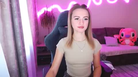 Snapshot of youdreamm chatting on 11/17/25, 07:36 Bella online show from 11/17/25, 07:36