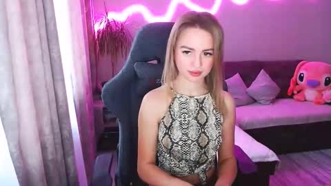 Snapshot of youdreamm chatting on 12/01/25, 07:46 Bella online show from 12/01/25, 07:46