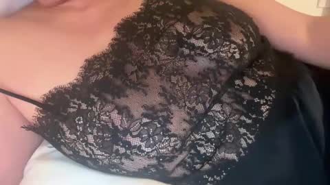 Snapshot of youownmee chatting on 05/31/26, 05:59 Bellas Breasts online show from 05/31/26, 05:59