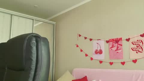 Snapshot of your_tender_doll chatting on 05/19/26, 11:27 Alice online show from 05/19/26, 11:27