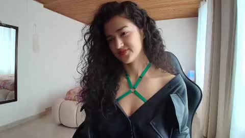 Snapshot of yourdreamgirl2025 chatting on 10/29/25, 02:08 yourdreamgirl2025 online show from 10/29/25, 02:08