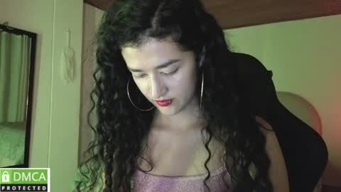 Snapshot of yourdreamgirl2025 chatting on 06/18/26, 12:33 yourdreamgirl2025 online show from 06/18/26, 12:33