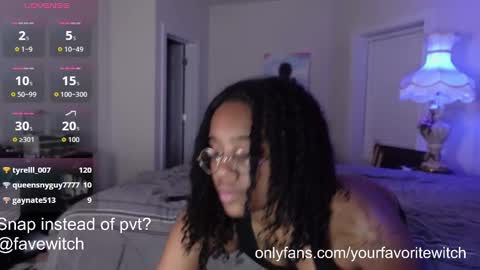 Snapshot of yourfavoritewitch chatting on 09/23/25, 03:42 Naava online show from 09/23/25, 03:42