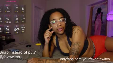Snapshot of yourfavoritewitch chatting on 03/19/26, 03:54 Naava online show from 03/19/26, 03:54
