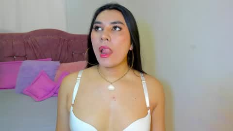 Snapshot of yourlatina_emely chatting on 05/10/26, 08:03 EMELY online show from 05/10/26, 08:03