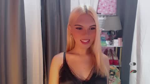 Snapshot of yourlovekylie chatting on 07/09/26, 07:23 KYLIE MORE online show from 07/09/26, 07:23