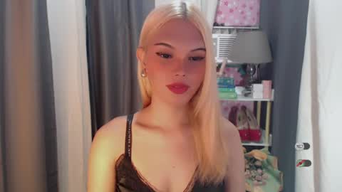 Snapshot of yourlovekylie chatting on 07/11/26, 10:51 KYLIE MORE online show from 07/11/26, 10:51