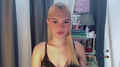 Snapshot of yourlovekylie chatting on 07/20/26, 05:11 KYLIE MORE online show from 07/20/26, 05:11