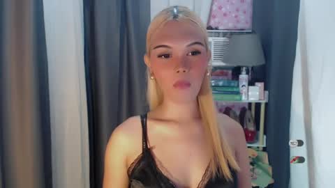 Snapshot of yourlovekylie chatting on 07/20/26, 10:39 KYLIE MORE online show from 07/20/26, 10:39