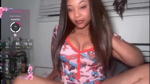 Snapshot of yourmommysilk chatting on 06/17/26, 04:48 YOURMOMMY online show from 06/17/26, 04:48