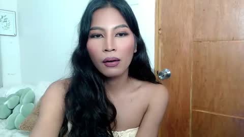 yourprettybella_ts online show from 11/17/25, 10:04