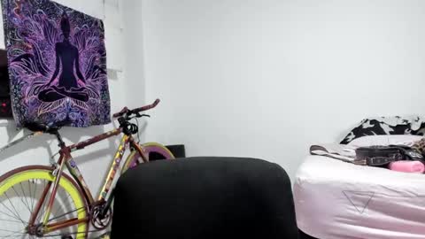 Snapshot of youwishtobeme chatting on 02/05/25, 01:04 elizabeth ju online show from 02/05/25, 01:04