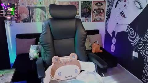    rawr   Anne Independent model      online show from 11/13/25, 07:13