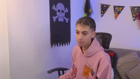 yulian_vasquez online show from 10/18/25, 12:17