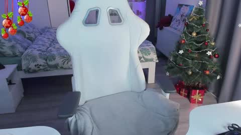 Yumi 3 online show from 12/22/24, 02:38