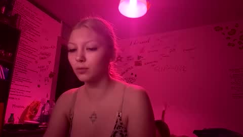 Snapshot of yunarosee chatting on 11/11/25, 11:27 yunarosee online show from 11/11/25, 11:27