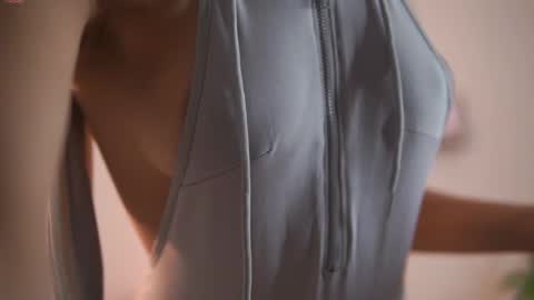 Yuyi Cam online show from 11/23/25, 02:33