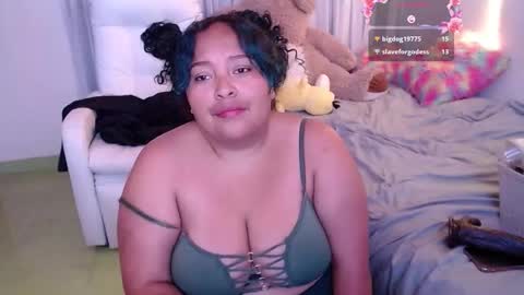 Snapshot of yvonn_jlove chatting on 11/28/25, 01:41 yvonn online show from 11/28/25, 01:41