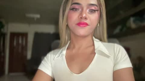 Snapshot of yvonne_guidotti chatting on 06/18/26, 07:29 Miss Cali online show from 06/18/26, 07:29