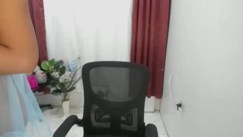 Snapshot of yvonne_s3xy chatting on 10/23/25, 01:49 Yvonne online show from 10/23/25, 01:49