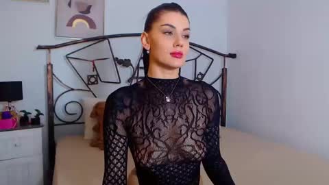 Snapshot of yvonneeverlee chatting on 12/10/24, 08:27 I V Y   online show from 12/10/24, 08:27