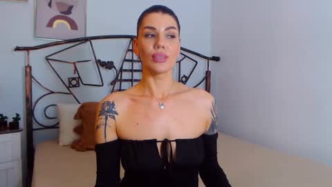 Snapshot of yvonneeverlee chatting on 12/14/24, 11:34 I V Y   online show from 12/14/24, 11:34