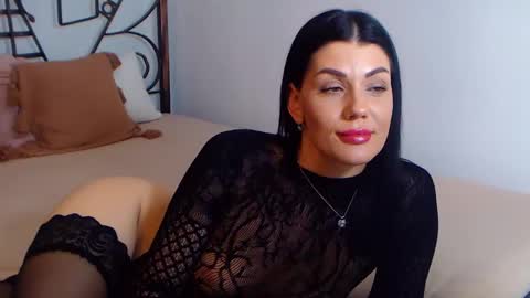 Snapshot of yvonneeverlee chatting on 12/16/24, 12:37 I V Y   online show from 12/16/24, 12:37
