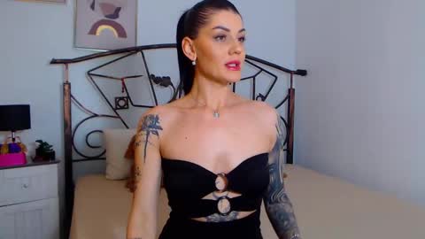 Snapshot of yvonneeverlee chatting on 01/03/25, 09:05 I V Y   online show from 01/03/25, 09:05
