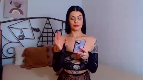 Snapshot of yvonneeverlee chatting on 01/05/25, 12:20 I V Y   online show from 01/05/25, 12:20