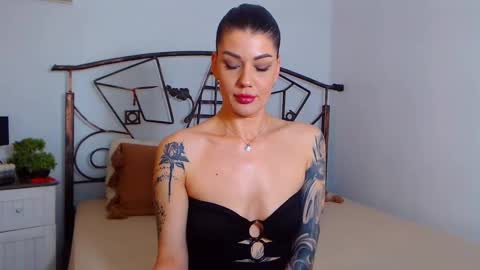 Snapshot of yvonneeverlee chatting on 01/24/25, 08:54 I V Y   online show from 01/24/25, 08:54