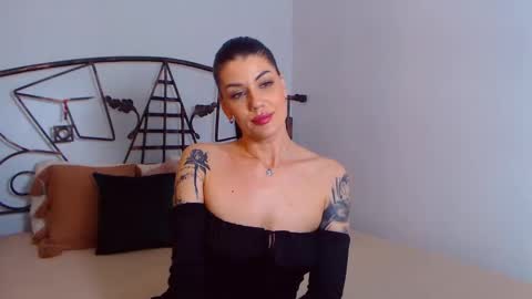 Snapshot of yvonneeverlee chatting on 01/27/25, 12:12 I V Y   online show from 01/27/25, 12:12