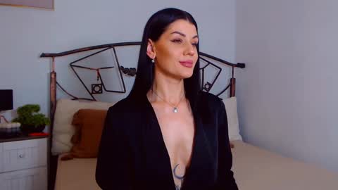 Snapshot of yvonneeverlee chatting on 02/15/25, 09:37 I V Y   online show from 02/15/25, 09:37