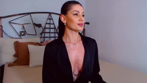 Snapshot of yvonneeverlee chatting on 02/22/25, 12:27 I V Y   online show from 02/22/25, 12:27