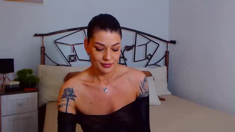 Snapshot of yvonneeverlee chatting on 02/27/25, 09:14 I V Y   online show from 02/27/25, 09:14