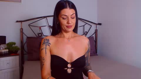 Snapshot of yvonneeverlee chatting on 09/17/25, 07:48 I V Y   online show from 09/17/25, 07:48