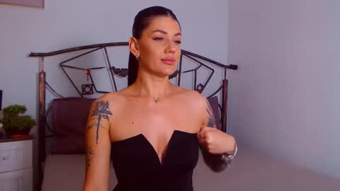 Snapshot of yvonneeverlee chatting on 09/18/25, 07:38 I V Y   online show from 09/18/25, 07:38