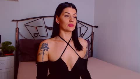 Snapshot of yvonneeverlee chatting on 10/21/25, 07:36 I V Y   online show from 10/21/25, 07:36